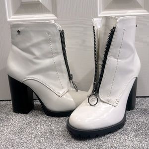 Size 9 women’s Vera Wang Boots. Zips up.